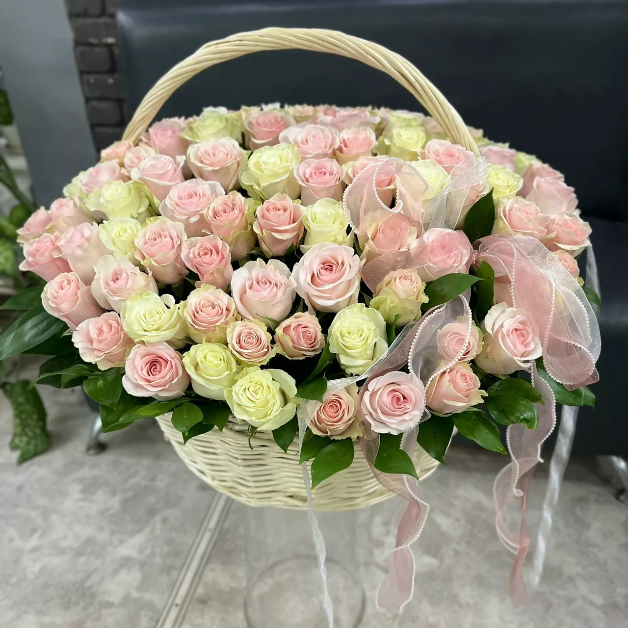 101 роза в корзине